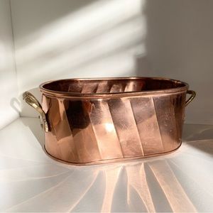 Hold Vintage copper handled bin